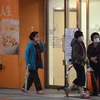 Người dân Đài Loan (Trung Quốc) đeo khẩu trang phòng cúm bên ngoài một bệnh viện. (Nguồn: AFP/TTXVN)