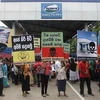 Người dân Sri Lanka biểu tình bên ngoài trụ sở của Fonterra tại nước này. (Nguồn: Reuters)