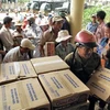 Hỗ trợ lương thực, thực phẩm cho nhân dân vùng bị thiệt hại do bão số 9. (Ảnh: Thanh Long/TTXVN)