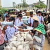 Cấp phát hàng cứu trợ cho đồng bào vùng lũ tại Quảng Ngãi. (Ảnh: Thanh Long/TTXVN) 