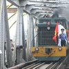 Tàu hỏa qua cầu Long Biên trong ngày 10/10/2009. (Ảnh: Phương Hoa/TTXVN) 