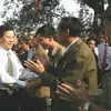 Chủ tịch nước Nguyễn Minh Triết thăm hỏi nhân dân ở khu dân cư số 8, xã Kim Đức, Việt Trì, Phú Thọ. (Ảnh: Nguyễn Khang/TTXVN) 