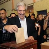 Tổng thống Uruguay Tabare Vazquez bỏ phiếu tại Montevideo ngày 29/11. (Ảnh: AP)