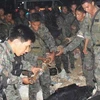 Lực lượng an ninh Philippines phát hiện kho vũ khí được chôn bên ngoài dinh thự Ampatuan. (Ảnh: EPA)