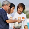 Huấn luyện viên trưởng Calisto hướng dẫn các cầu thủ trong một buổi tập. (Ảnh:Quốc Khánh/TTXVN)
