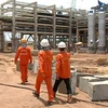 Công nhân thi công Nhà máy nhựa propylene. (Ảnh: baoquangngai.com)