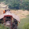 Tàu khai thác vàng trên sông Hiếu, huyện miền núi Quỳ Châu, tỉnh Nghệ An. (Ảnh: Lê Bá Liễu/TTXVN)