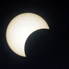 Mặt trăng che khuất một phần mặt trời trên bầu trời ở Colombo. (Ảnh: AFP/TTXVN) 