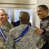 Tổng thống Barack Obama và binh lính Mỹ tại căn cứ không quân Bagram. (Ảnh: AP)