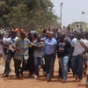 Thủ tướng Guinea-Bissau (giữa, áo xanh) và những người ủng hộ sau khi ông được thả. (Ảnh: AFP/TTXVN) 