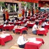 Học sinh tham dự chung kết cuộc thi Trạng nguyên nhỏ tuổi và thi viết chữ đẹp toàn quốc 2009. (Ảnh: Đình Trân/TTXVN)