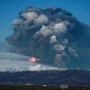 Những cột khói bụi khổng lồ bốc lên từ miệng núi lửa ở Eyjafjallajokull. (Ảnh: AFP/TTXVN)