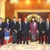 Phó Chủ tịch Quốc hội Tòng Thị Phóng chụp ảnh chung với đoàn. (Ảnh: Thái Bình/TTXVN) 