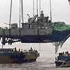 Cần cẩu vớt phần đuôi tàu PCC-772 Cheonan ngày 15/4. (Ảnh: AFP/TTXVN) 