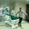 Nhân viên y tế Trung Quốc đưa trẻ bị thương tới bệnh viện. (Ảnh: Xinhua)