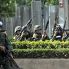 Binh sĩ quân đội Thái Lan bắn súng chỉ thiên trong cuộc xung đột với những người biểu tình "áo đỏ" ở Bangkok. (Ảnh: AFP/TTXVN) 