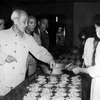 Hồ Chủ tịch thăm nhà ăn tập thể của công nhân nhà máy cao su, xà phòng, thuốc lá Hà Nội (tháng1/1961). (Ảnh tư liệu: TTXVN) 