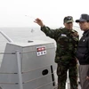 Tổng thống Hàn Quốc Lee Myung-Bak (phải) trong chuyến thị sát tại khu vực tầu chìm ở đảo Baengnyeong. (Ảnh: AFP/TTXVN) 