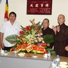 Đoàn đại biểu Ủy ban Trung ương Mặt trận Tổ Quốc Việt Nam đến chúc mừng Thành Hội Phật giáo Hà Nội. (Ảnh: Nguyễn Dân/TTXVN)