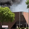 Phần mái của tòa nhà Thinkway Toys Division bốc cháy dữ dội. (Ảnh: AP)