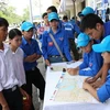 Thanh niên tình nguyện tham gia “Tiếp sức mùa thi 2009.” (Ảnh: Phương Hoa/TTXVN) 