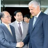 Phó Thủ tướng thường trực Nguyễn Sinh Hùng gặp Chủ tịch Vùng Lombardia. (Ảnh: Thế Thuần/TTXVN)