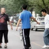 Nam diễn viên Hongkong Lưu Đức Hoa (phải) bị bắt gặp trên phố. (Nguồn: Internet)