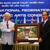Phó Thủ tướng Nguyễn Thiện Nhân trao tặng Chủ tịch FIAP Emile Wanderscheid bức tranh Khuê Văn Các. (Ảnh: Nhật Anh/TTXVN)