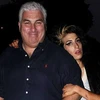 Amy Winehouse và cha. (Nguồn: Internet)