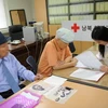 Các cụ già Hàn Quốc đăng ký tham gia chương trình đoàn tụ gia đình tại văn phòng Hội Chữ thập Đỏ. (Ảnh: AFP/TTXVN)