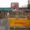 Cảnh sát đứng bên ngoài thánh đường Jama Masjid sau vụ xả súng. (Nguồn: Reuters)