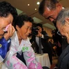 Một cuộc đoàn tụ gia đình bị ly tán 2 miền Triều Tiên. (Ảnh: AFP/TTXVN)
