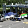 Xe tải của Hàn Quốc chở bột mì giúp người dân Triều Tiên. (Ảnh: AFP/TTXVN)