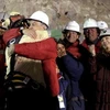 Tổng thống Chile ôm Florencio Avalos sau khi anh được cứu tại mỏ San Jose gần Copiapo (Ảnh: AP)