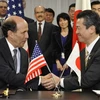 Ông Sumio Mabuchi (phải) và Đại sứ Mỹ tại Nhật Bản John Roos trong buổi ký kết hiệp định. (Nguồn: Getty Images)