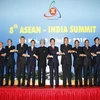 Các trưởng đoàn ASEAN và Thủ tướng Ấn Độ. (Ảnh: Đức Tám/TTXVN)