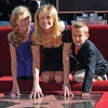 Nữ diễn viên Reese Witherspoon và hai con bên ngôi sao. (Nguồn: Internet)