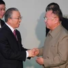 Ông Kim Jong Il (phải) và Ủy viên Quốc vụ Trung Quốc Đới Bỉnh Quốc. (Ảnh: THX/TTXVN)