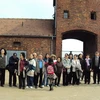 Du khách tham quan tại bảo tàng Auschwitz-Birkenau. (Nguồn: Internet)