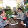 Giáo sư-tiến sỹ Kenji Furukawa (bên trái) trong một buổi làm việc với lãnh đạo Đại học Huế. (Nguồn: Internet)
