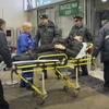 Chuyển một người bị thương trong vụ đánh bom ra khỏi sân bay Domodedovo. (Ảnh: AFP/TTXVN)