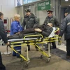Chuyển một người bị thương trong vụ đánh bom ra khỏi sân bay Domodedovo. (Ảnh: AFP/TTXVN)
