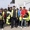 Những người lao động Việt Nam từ Libya phấn khởi về đến sân bay Nội Bài an toàn. (Ảnh : Hữu Việt/TTXVN)