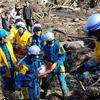 Nhân viên cứu hộ tại Nhật Bản cứu người dưới những đống đổ nát. (Ảnh: THX/TTXVN)