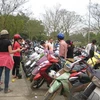 Các bãi gửi xe ở Đền Hùng những ngày này luôn trong tình trạng quá tải. (Ảnh: Thùy Giang/Vietnam+)