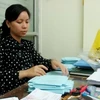 Bí thư chi đoàn phường Hàng Đào Nguyễn Quỳnh Anh phân chia các lá phiếu bầu cử. (Ảnh: Thùy Giang/Vietnam+)