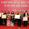 Bộ trưởng Bộ Y tế Nguyễn Thị Kim Tiến trao Huân chương cho đại diện Cục Quản lý Dược. (Ảnh: Dương Ngọc/TTXVN)