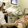 Siêu âm chẩn đoán trước sinh cho thai phụ. (Ảnh: Dương Ngọc/TTXVN)