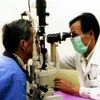 Khám, phân loại để phẫu thuật về mắt cho bệnh nhân.(Ảnh: Hữu Oai/TTXVN)