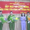Bộ Trưởng Bộ Y tế tặng hoa cho các chiến sỹ công an. (Ảnh: PV/Vietnam+)